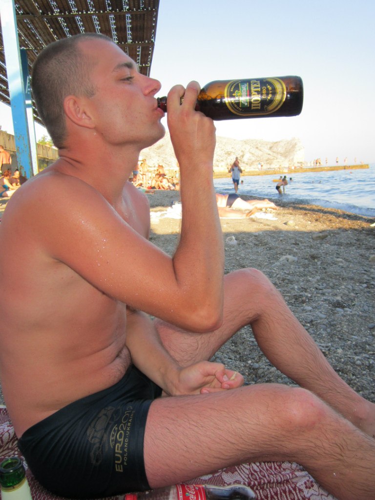 мужчина с пивом на пляже